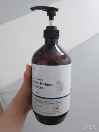 달리프 베러 퍼퓸 샴푸 1000ml 레이니데이 or 일랑로즈 — 5점을 준 리뷰어가 2020년 11월 올린 사용 사진