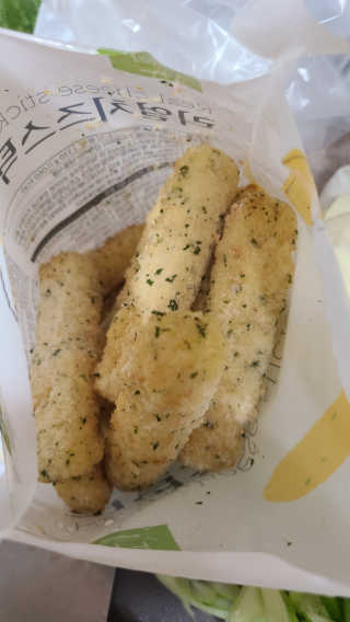 가치식탁 리얼치즈스틱, 리얼크림치즈볼 — 5점을 준 리뷰어가 2020년 9월 올린 사용 사진