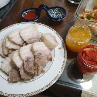 쿡스딜리 순살족발+전통보쌈+마늘소스+무김치 — 5점을 준 리뷰어가 2020년 6월 올린 사용 사진