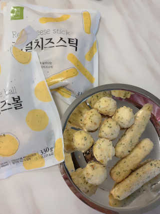 가치식탁 리얼치즈스틱, 리얼크림치즈볼 — 4.5점을 준 리뷰어가 2020년 10월 올린 사용 사진