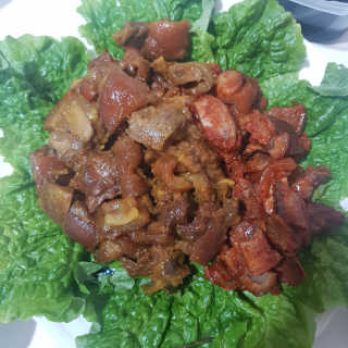 쿡스딜리 매콤족발+커리족발+무김치+마늘소스 — 3점을 준 리뷰어가 2020년 6월 올린 사용 사진
