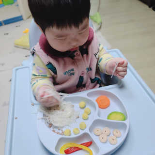 유비맘 캐릭터 실리콘 흡착 식판_색상 랜덤발송 — 5점을 준 리뷰어가 2020년 12월 올린 사용 사진