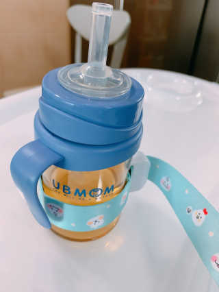유비맘 젖병 빨대컵 다용도 홀더 1+1 _ 컬러 랜덤 발송 — 4.5점을 준 리뷰어가 2020년 8월 올린 사용 사진