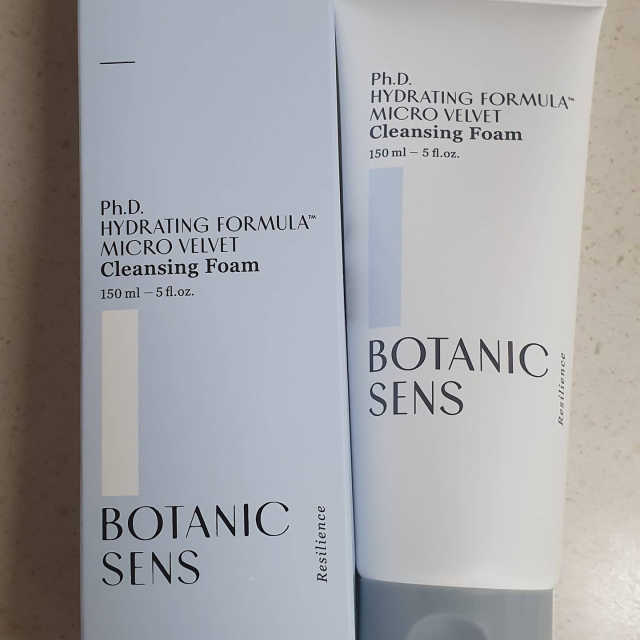Ph.D 하이드레이팅 포뮬라 마이크로 벨벳 클렌징 폼 리뷰 사진
