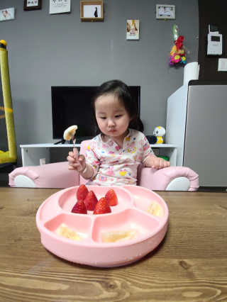 유비맘 캐릭터 실리콘 흡착 식판_색상 랜덤발송 — 5점을 준 리뷰어가 2020년 4월 올린 사용 사진