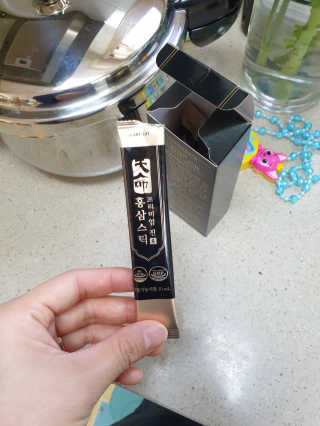 헬스업_천명진프리미엄홍삼스틱_10ml x 30포 — 5점을 준 리뷰어가 2020년 10월 올린 사용 사진