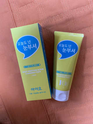 IO 아이오 오늘도 넌 눈부셔 - 데일리 스크럽 클렌징폼 — 5점을 준 리뷰어가 2020년 12월 올린 사용 사진