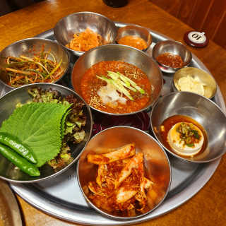 [동네맛집족발] 4개 족발 중 택1 — 5점을 준 리뷰어가 2020년 5월 올린 사용 사진